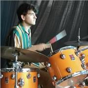 Muy Buenas! Me llamo Manel, y soy el profe que estas buscando para empezar a disfrutar de la batería; llevo tocando desde hace mas